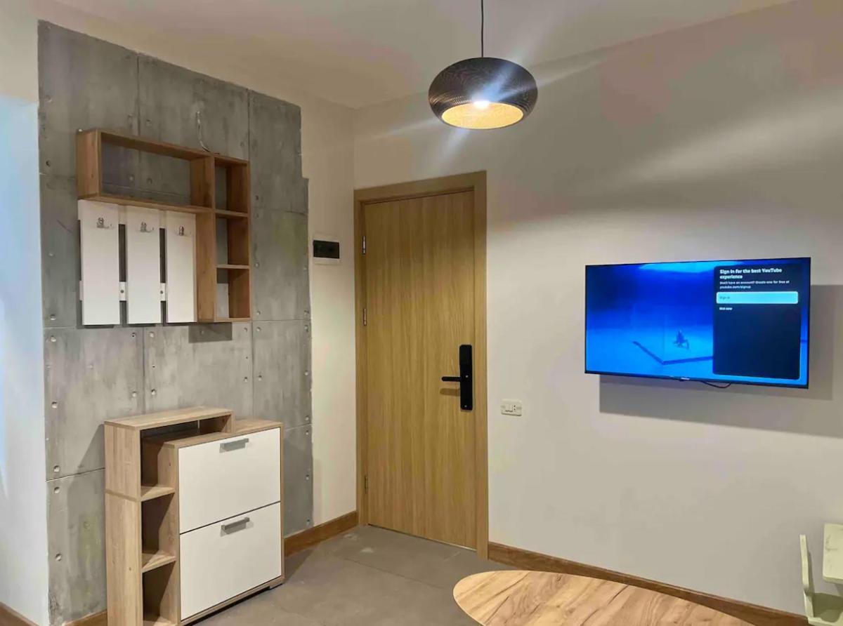 Apartment Wh *